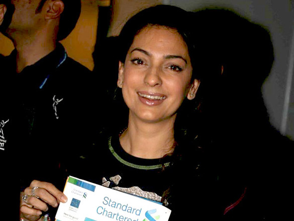 juhi chawla at standard chartered mumbai marathon event 9