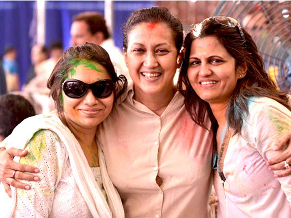 usha aggarwals holi bash at mukesh mills 7
