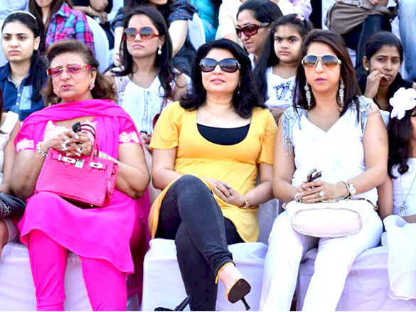 manish malhotras fashion show at polo match 6