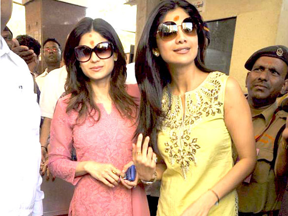 shilpa and shamita shetty snapped at siddhivinayak temple 3