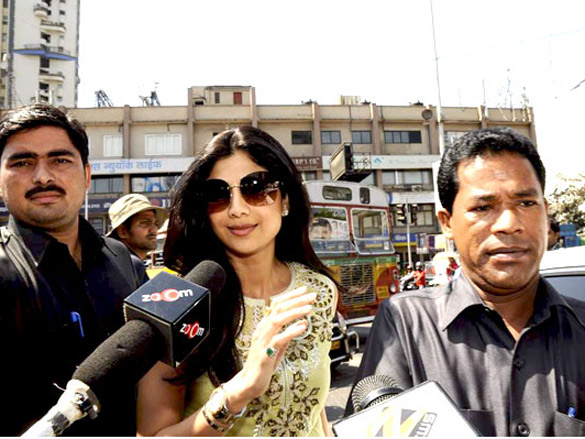 shilpa and shamita shetty snapped at siddhivinayak temple 4