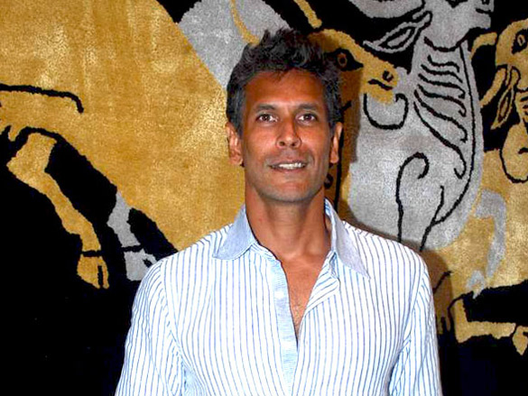 milind soman and maneka gandhi at group art show hosted by sunil sethi 4