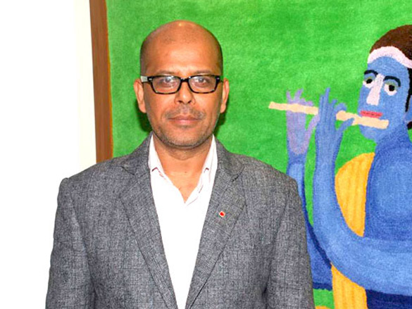 milind soman and maneka gandhi at group art show hosted by sunil sethi 7