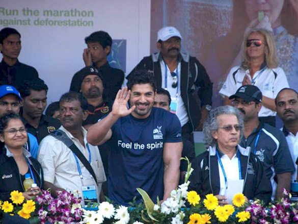 john deepika and other celebs at standard chartered mumbai marathon 2011 2
