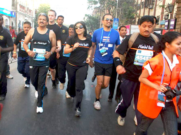 john deepika and other celebs at standard chartered mumbai marathon 2011 4