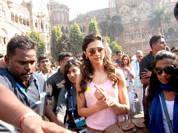 john deepika and other celebs at standard chartered mumbai marathon 2011 8