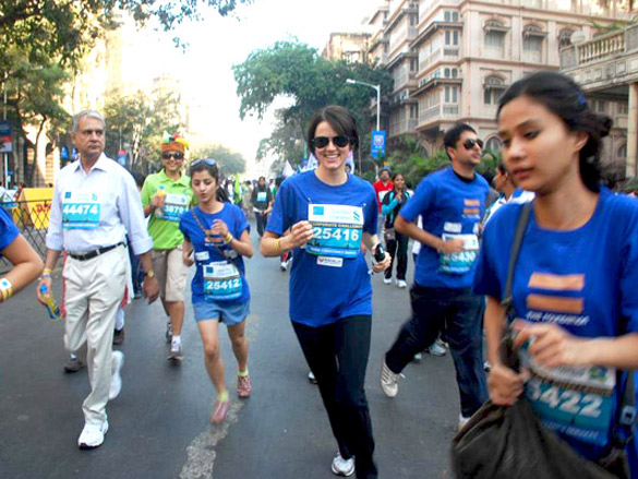 john deepika and other celebs at standard chartered mumbai marathon 2011 10