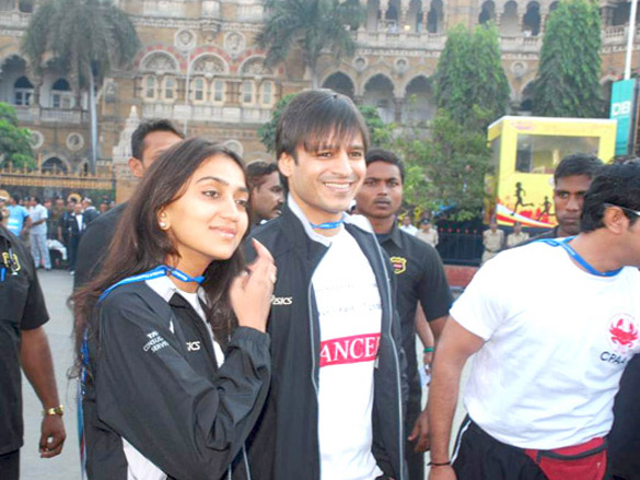 john deepika and other celebs at standard chartered mumbai marathon 2011 11