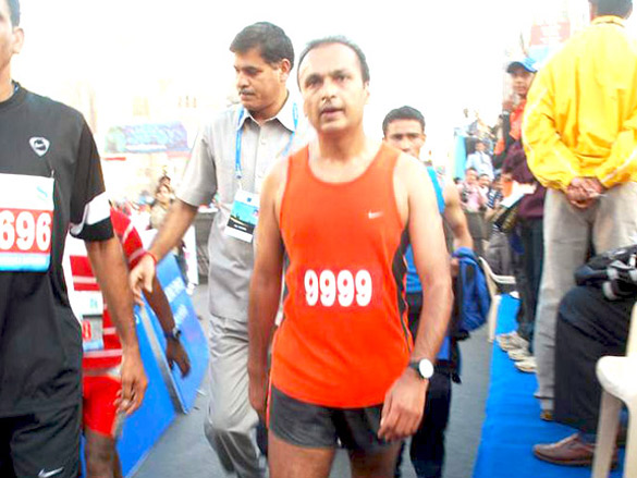 john deepika and other celebs at standard chartered mumbai marathon 2011 16