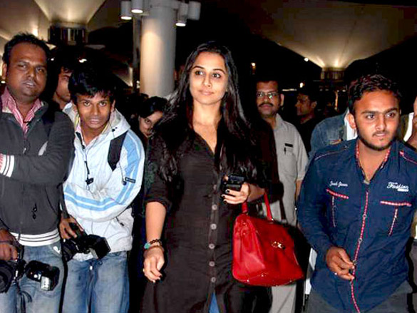 aishwarya vidya and others arrive from zee cine awards 2011 3