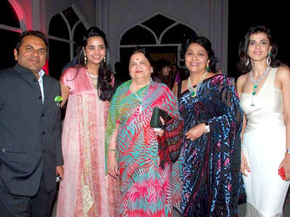 suniel shetty with top models at rose fashion show 5