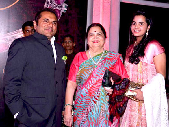 suniel shetty with top models at rose fashion show 6