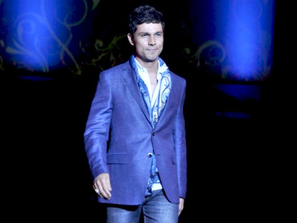 raveena and randeep walk for etro on chivas studio day 1 8