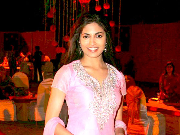 urmila and vidya at sandesh mayekars daughter shivanis wedding reception 12