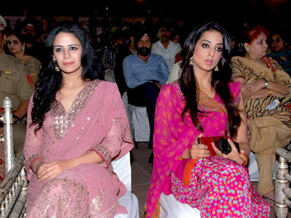 mahie gill and jeetendra at charansingh sapras lohri di raat event 2