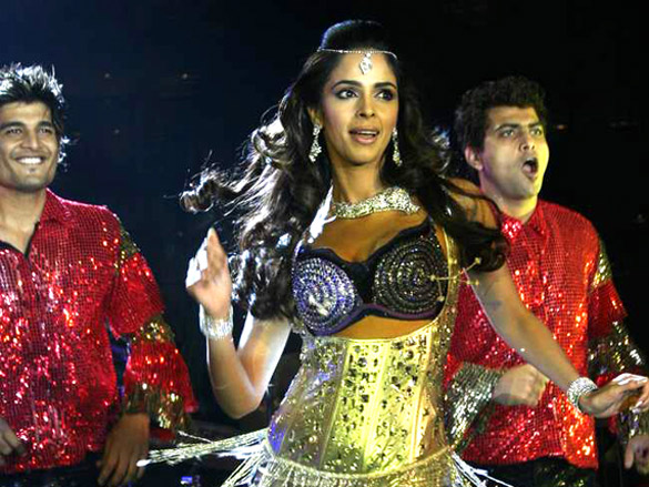 mallika sherawat and mugdha perform at sahara stars seduction 2011 4