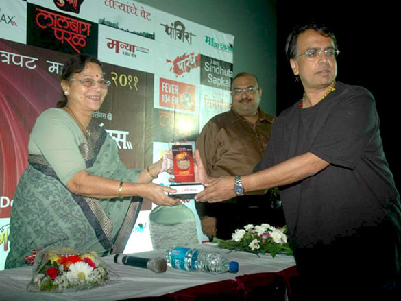 poonam jhawer sheeba and bhagyashree at the marathi film awards 2011 4
