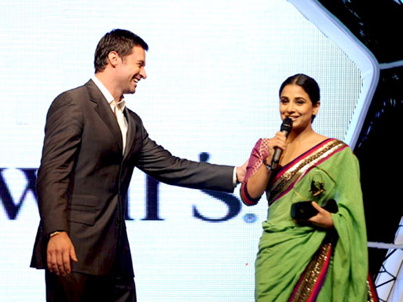 srk aishwarya and hugh jackman at ficci frames 2011 excellence awards 3