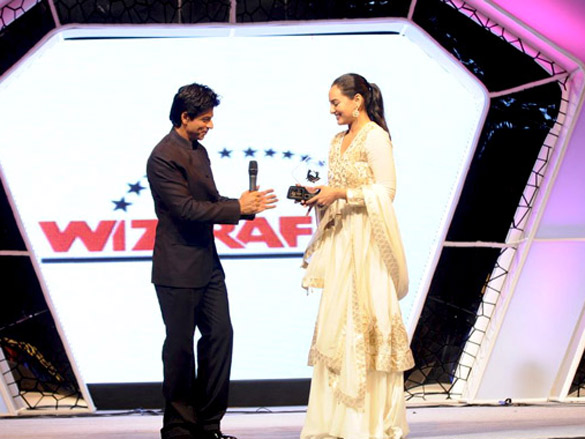 srk aishwarya and hugh jackman at ficci frames 2011 excellence awards 9