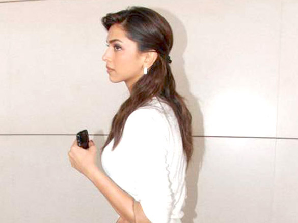 deepika spotted leaving for dubai 3