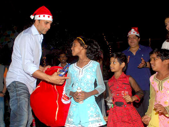 akshay john and riteish celebrate christmas with children of st catherines 5