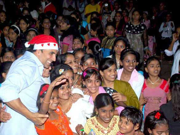 akshay john and riteish celebrate christmas with children of st catherines 6