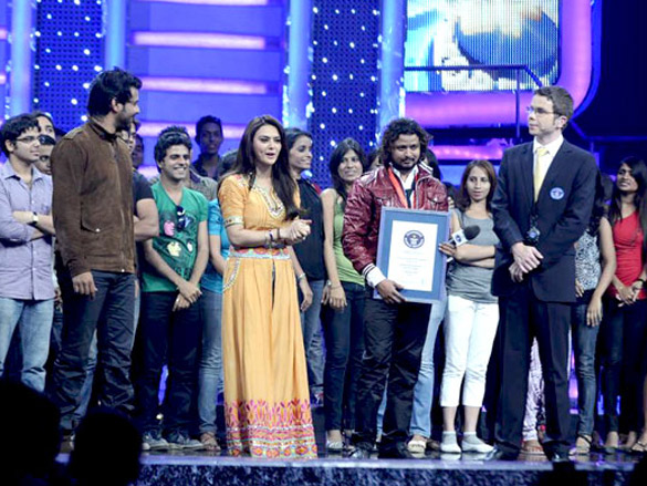 preity and salman on the sets of guinness world records ab india todega 2