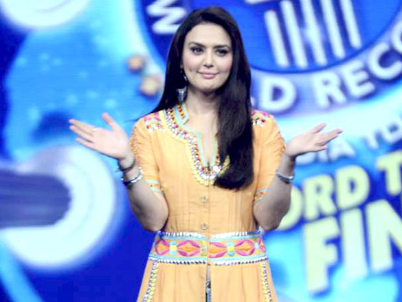 preity and salman on the sets of guinness world records ab india todega 9
