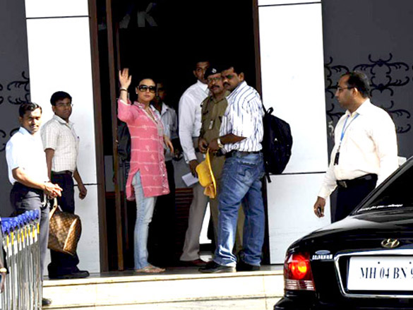 aamir preity suniel leave for mohali for india pak semi final 5