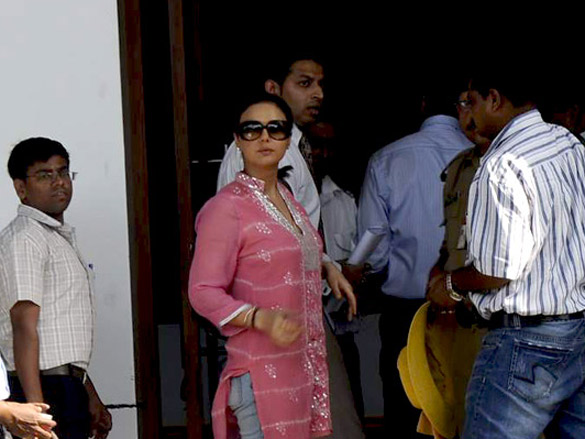 aamir preity suniel leave for mohali for india pak semi final 12