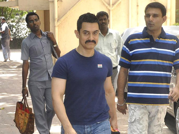 aamir khan leaves for india srilanka world cup finale 3