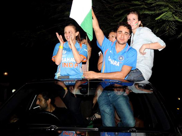 imran khan celebrates indian team world cup win 3
