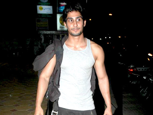 prateik babbar snapped getting out of golds gym 2