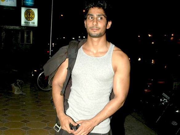 prateik babbar snapped getting out of golds gym 4