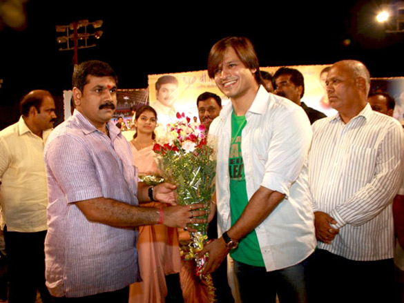 vivek oberoi and mahesh manjrekar at sachin ahirs bodybuilding championship 2 vivek oberoi and mahesh manjrekar at sachin ahirs bodybuilding championship 2