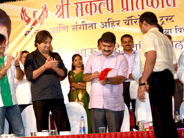 vivek oberoi and mahesh manjrekar at sachin ahirs bodybuilding championship 4 vivek oberoi and mahesh manjrekar at sachin ahirs bodybuilding championship 4