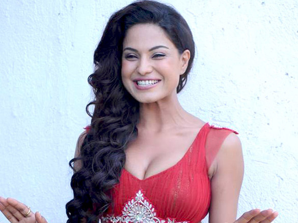 veena malik backless photo shoot at riyaz gangjis store 5