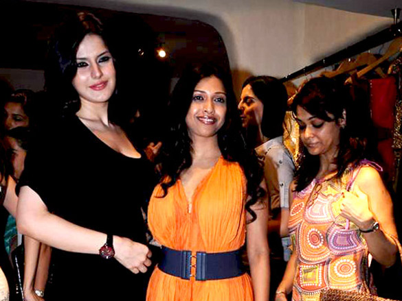 raveena and zarine khan at sonia gohils store launch 4