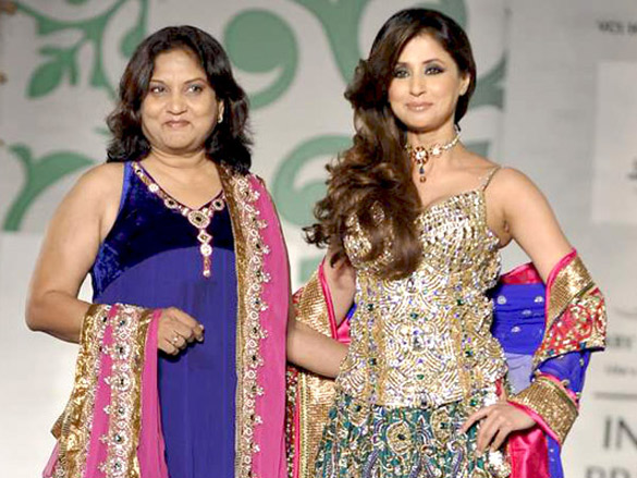 urmila walks the ramp for nisha sagar at aamby valley city india bridal week 2010 3