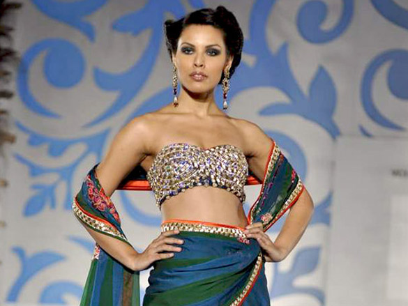 urmila walks the ramp for nisha sagar at aamby valley city india bridal week 2010 11