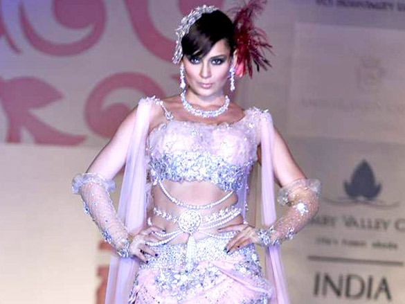kangna walks the ramp for arjun anjalee at aamby valley city india bridal week 2010 6