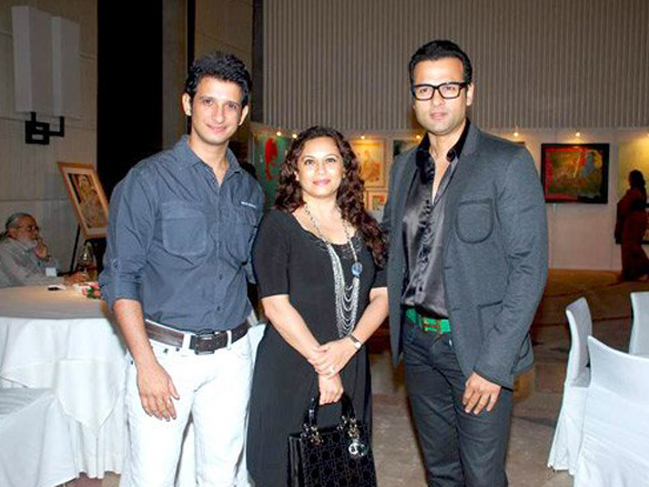 sharman joshi with other actors at prerna joshis art event 4