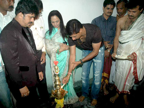 madhur bhandarkar launches shivas salon academy 2