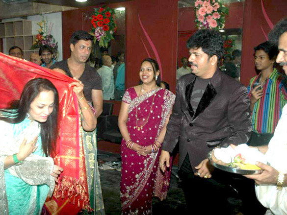 madhur bhandarkar launches shivas salon academy 3