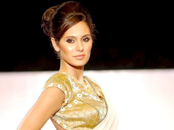 uvika chaudhary and bruna abdulla at surya diamonds swarovski fashion show 7