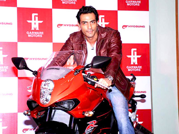 arjun rampal launches garware motors hyosung super bikes 4