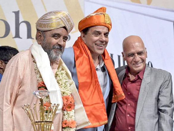 dharmendra launches ali peters book on his 60th birthday 2
