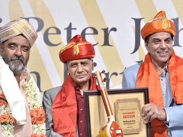 dharmendra launches ali peters book on his 60th birthday 5