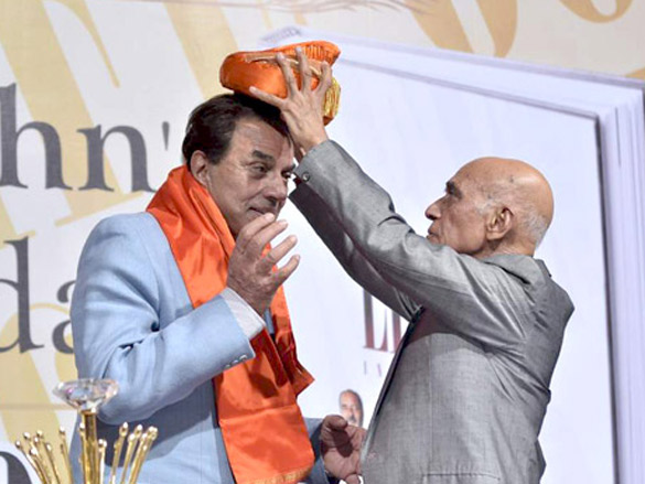 dharmendra launches ali peters book on his 60th birthday 12