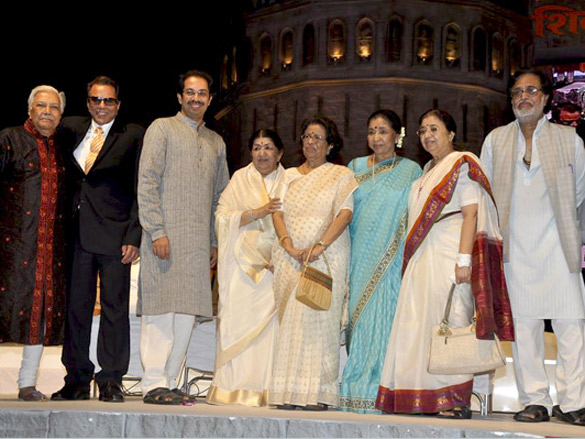 dharmendra and lata mangeshkar at dinnanath mageshkar awards 4